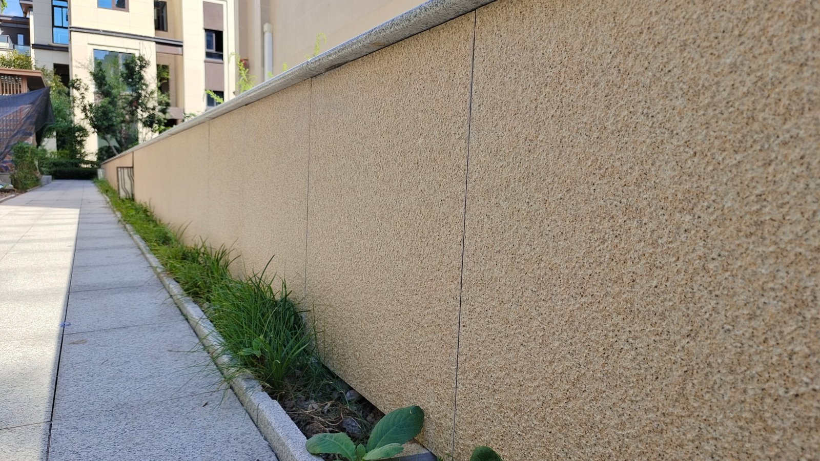 Residential community walkway with outdoor porcelain tile