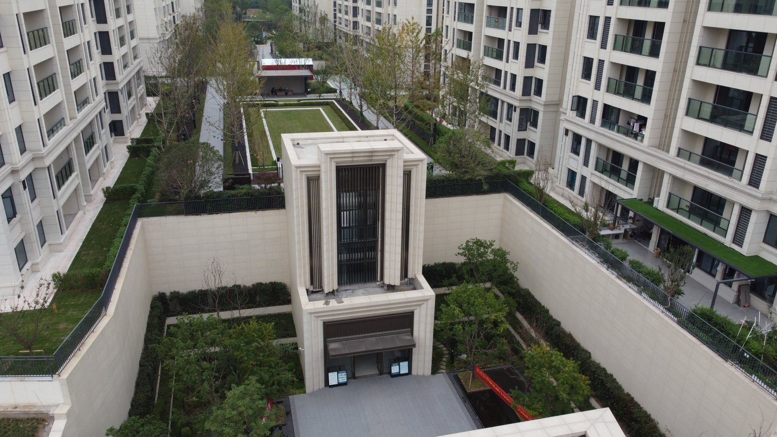 Residential outdoor community porcelain tile paving